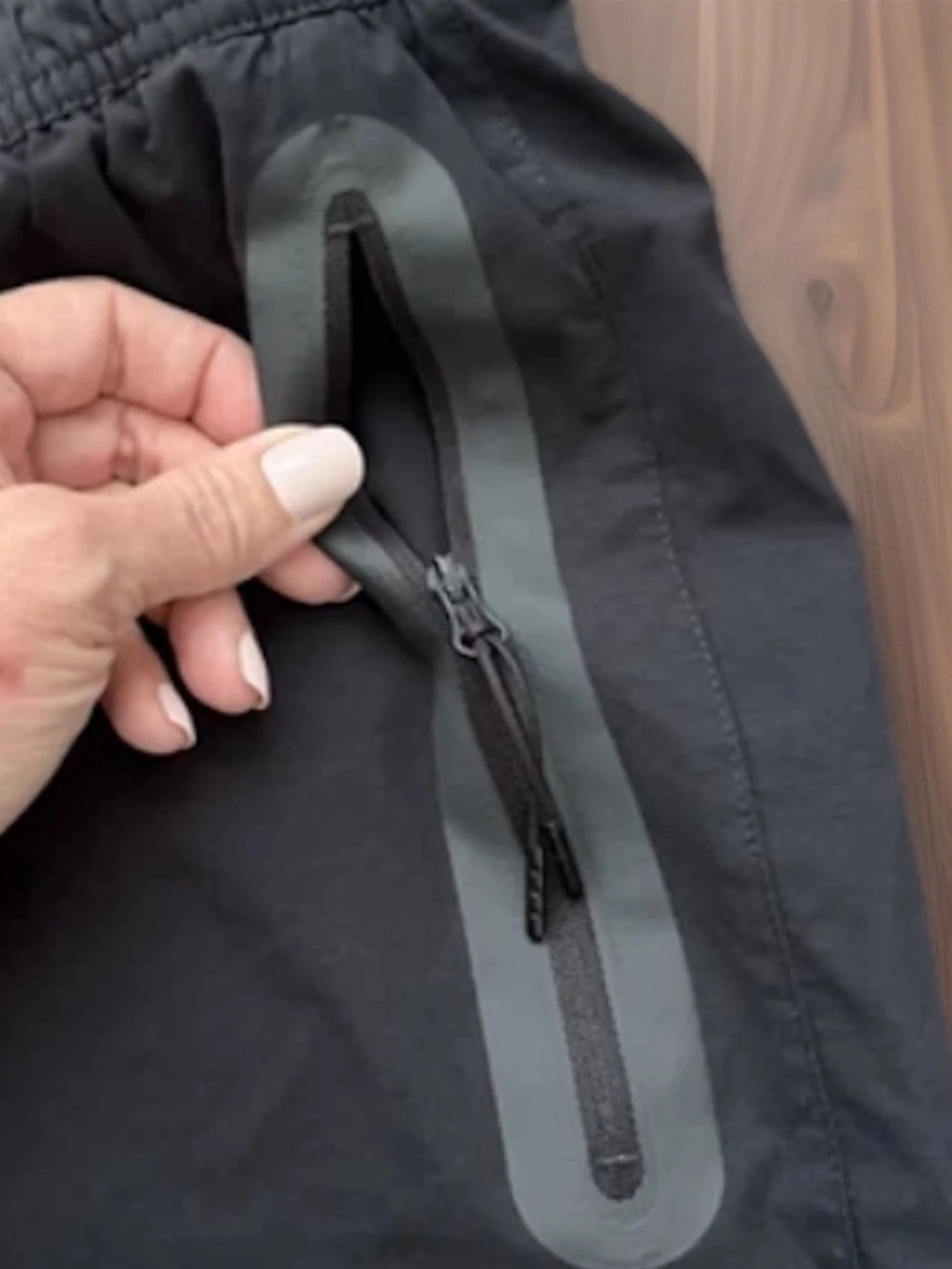 NIKE Pants Mens Small Black Tech Drawcord Waist Zipper Pockets Lightweight Track - Picture 5 of 14